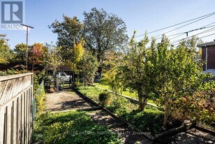 821 Gladstone Ave in Toronto, ON - Building Photo