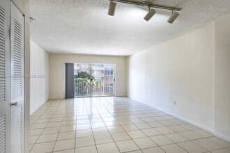 2660 SW 37th Ave in Miami, FL - Building Photo - Building Photo