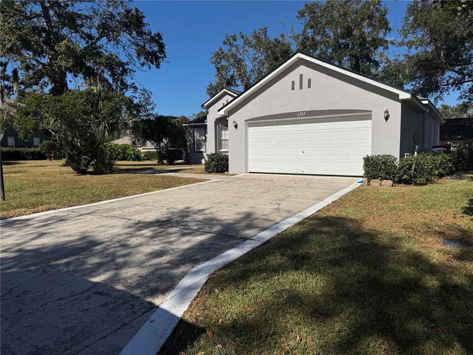 1753 Brookstone Way in Plant City, FL - Building Photo