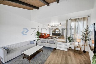Unit 40 in Los Angeles, CA - Building Photo
