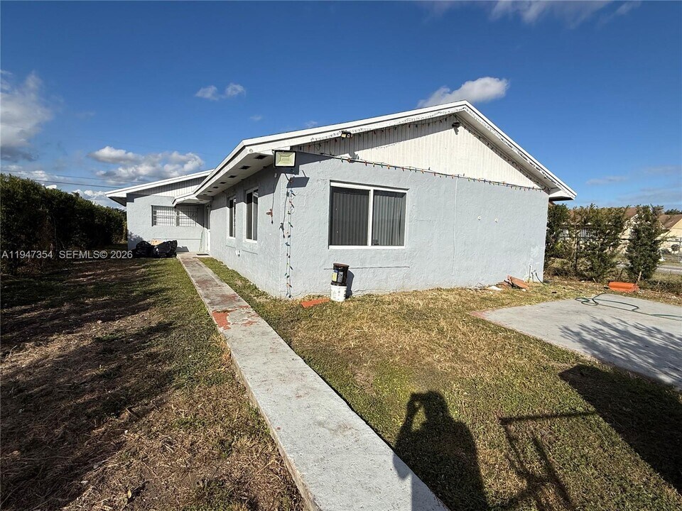 756 NW 5th St in Florida City, FL - Building Photo
