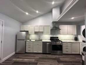 30690 Lakefront Dr in Agoura Hills, CA - Building Photo - Building Photo