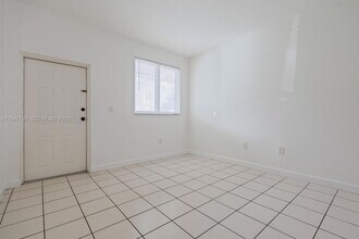 1663 SE 27th Dr, Unit 105 in Homestead, FL - Foto de edificio - Building Photo