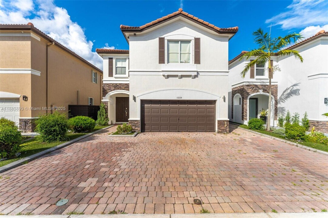 11229 NW 44th Terrace in Doral, FL - Building Photo