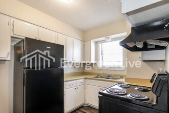 5267 Broken Oak Dr in Memphis, TN - Building Photo - Building Photo