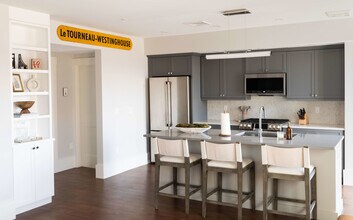 50 Maplewood Ave, Unit 201 in Portsmouth, NH - Building Photo - Building Photo