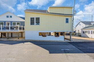 101 W Cove Way in Lavallette, NJ - Building Photo - Building Photo