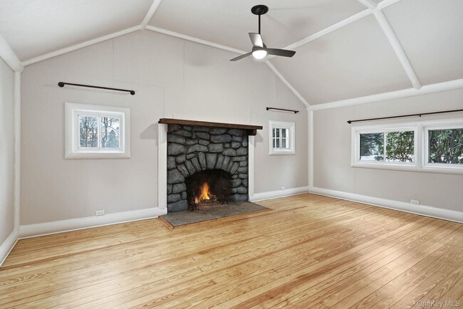 744 Milltown Rd in Southeast, NY - Foto de edificio - Building Photo