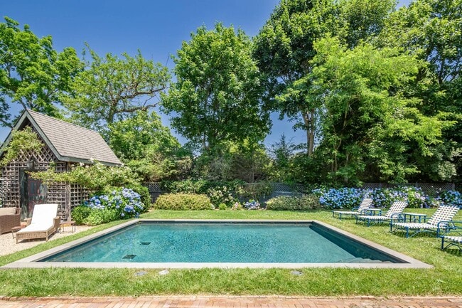 375 Hill St in Southampton, NY - Building Photo - Building Photo
