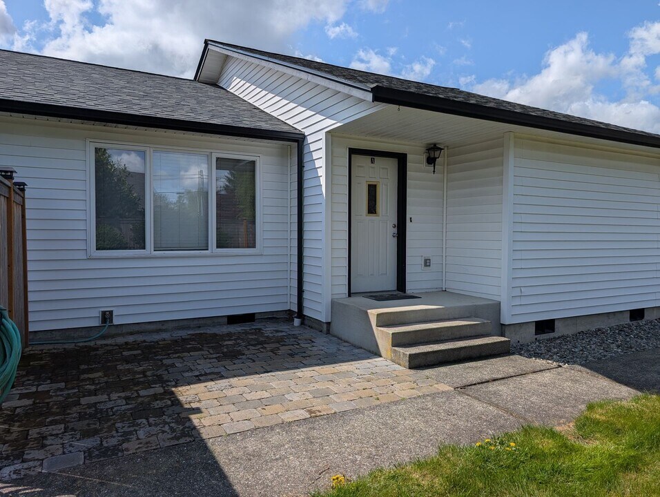 821 Lucas Dr-Unit -Unit A in Sedro Woolley, WA - Building Photo