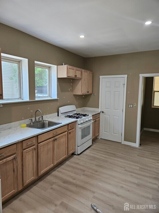 220 Hamilton St in New Brunswick, NJ - Building Photo - Building Photo