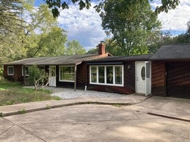 8525 S Spring Valley Park Dr in Chagrin Falls, OH - Building Photo