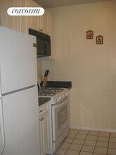 393 W 49th St in New York, NY - Building Photo - Building Photo
