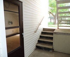 810 Benton Dr-Unit -APT 13 in Iowa City, IA - Building Photo - Building Photo