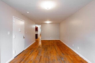 Sunlit Brooklyn Gem | Charming Apartment in a Prime Neighborhood in Brooklyn, NY - Foto de edificio - Building Photo
