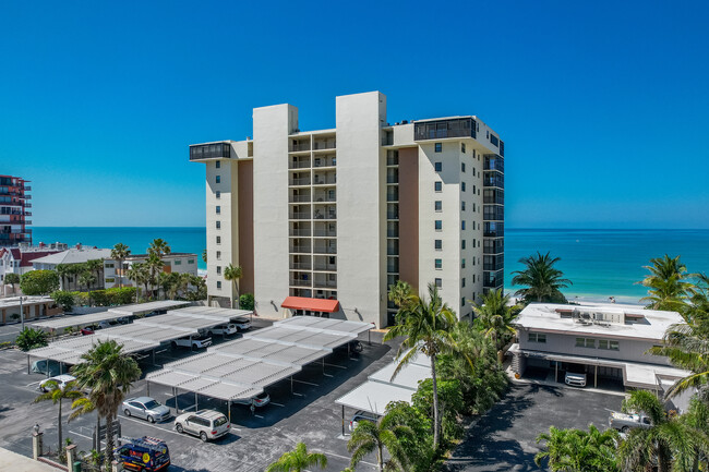 Shores of Madeira in Madeira Beach, FL - Foto de edificio - Building Photo