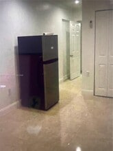 5802 W 2nd Ct in Hialeah, FL - Foto de edificio - Building Photo