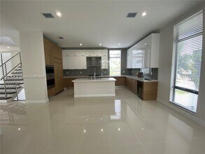 8251 NW 47th Ter in Doral, FL - Building Photo - Building Photo