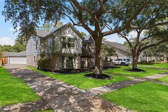 2722 Pepperwood Dr in Sugar Land, TX - Foto de edificio - Building Photo