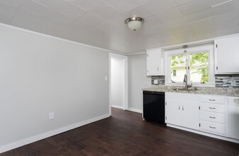 137 Locust St in Dover, NH - Building Photo - Building Photo