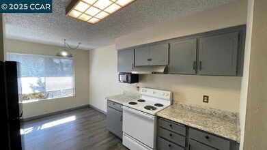 4260 Clayton Rd in Concord, CA - Foto de edificio - Building Photo