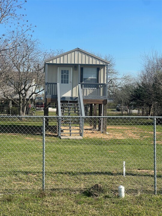 327 17th St in San Leon, TX - Building Photo