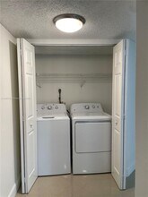 8343 Lake Dr in Doral, FL - Building Photo - Building Photo