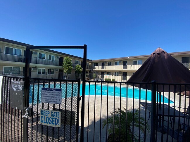 Renovated Apartments at Oak Plaza Apartments in Sacramento, CA - Foto de edificio - Building Photo