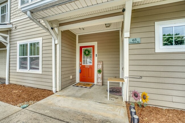 65 Foxden Dr in Fletcher, NC - Foto de edificio - Building Photo