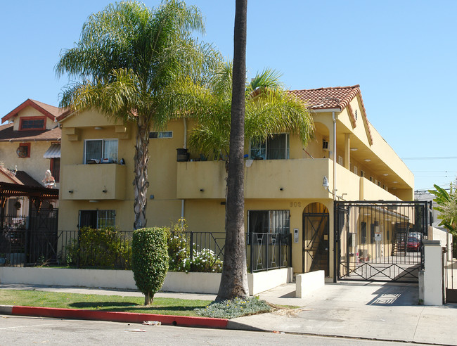 902 N Mariposa Ave