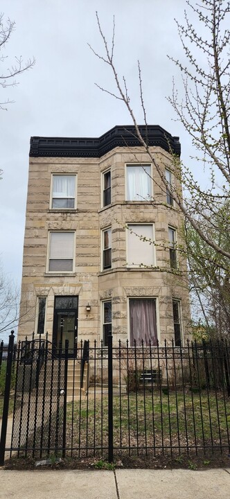 5813 S Indiana Ave in Chicago, IL - Building Photo