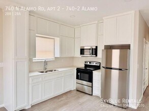 740 N Alamo Rd in Alamo, TX - Building Photo - Building Photo