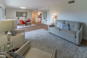 96 Glades Blvd in Naples, FL - Building Photo - Building Photo