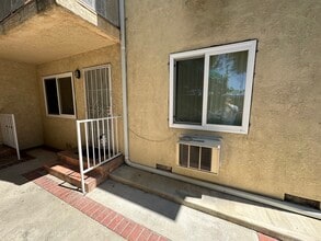 223 E Burbank Blvd, Unit 101 in Burbank, CA - Building Photo - Building Photo