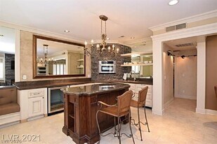 251 S Green Valley Pkwy in Henderson, NV - Building Photo