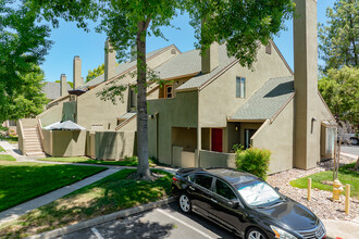 Hemlock Street Condominiums in Sacramento, CA - Foto de edificio - Building Photo