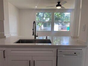 7313 NW 57th Ct in Tamarac, FL - Building Photo - Building Photo