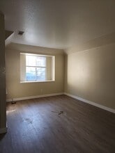 1237 Collier Ave in Modesto, CA - Foto de edificio - Building Photo