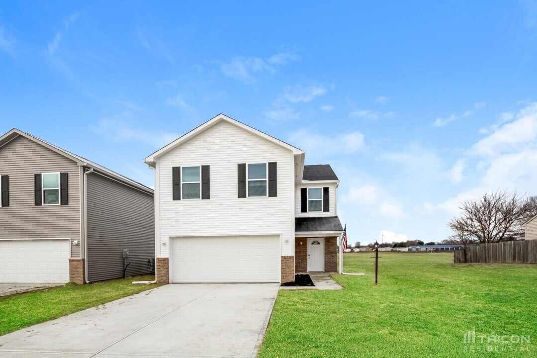 1096 Tomahawk Pl in Martinsville, IN - Building Photo