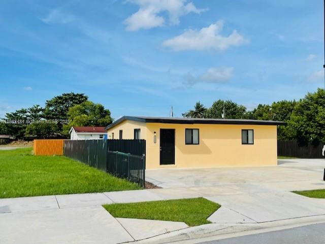 12121 SW 216th St in Miami, FL - Building Photo