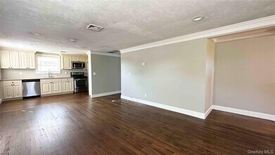 27 Southridge Dr in Glen Cove, NY - Building Photo - Building Photo