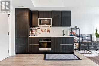 327 King St W in Toronto, ON - Building Photo - Building Photo