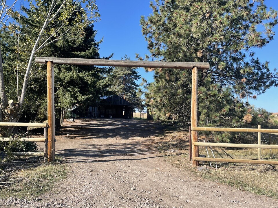 39141 Reeves Ln in Polson, MT - Building Photo
