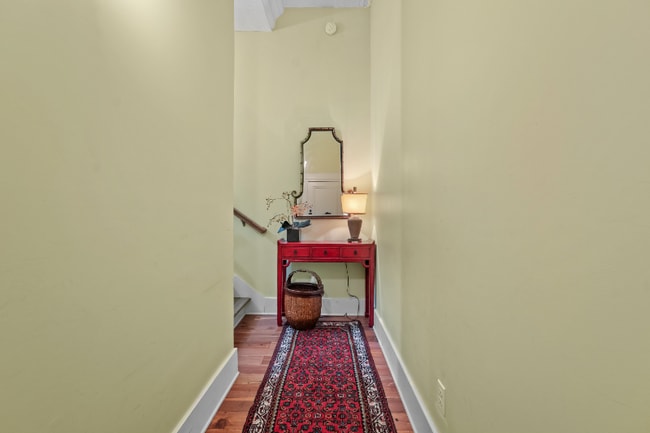 4 Beaufain St, Unit 202 in Charleston, SC - Foto de edificio - Building Photo