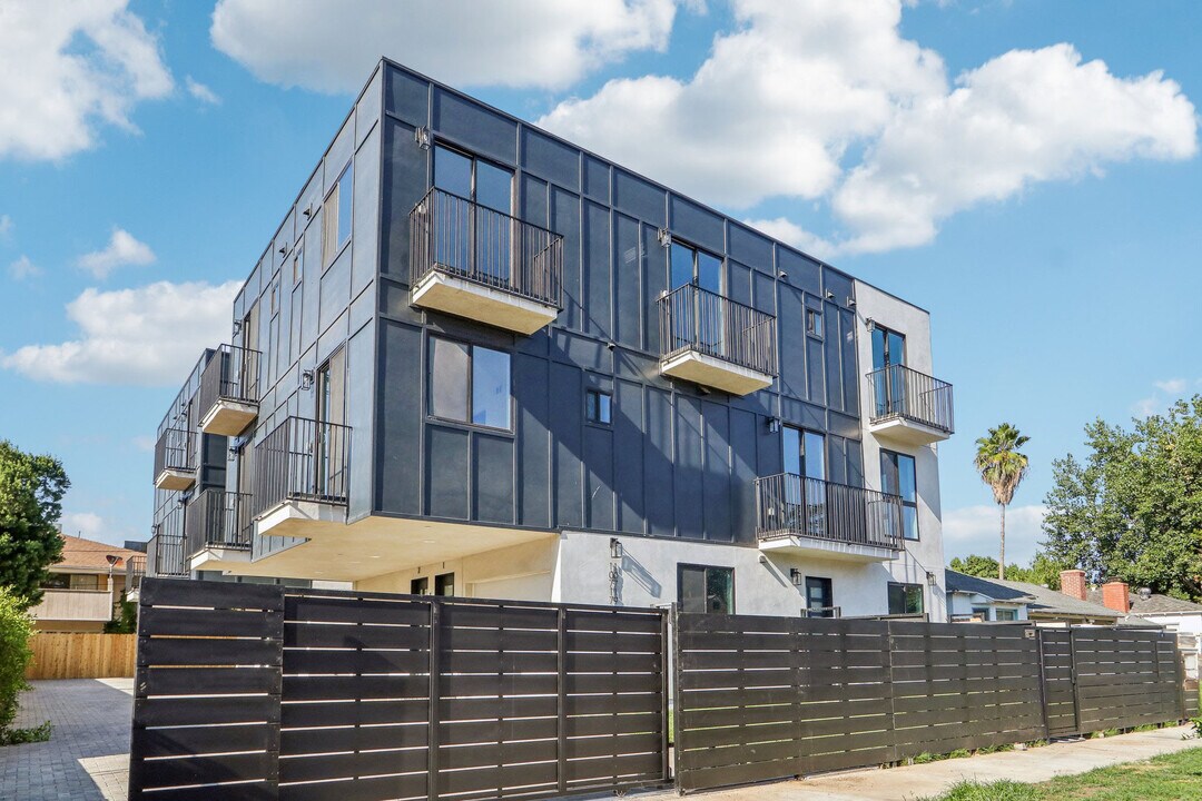 10717 Addison St in North Hollywood, CA - Building Photo