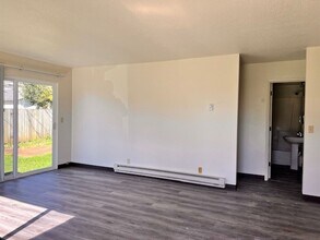 2130 Lewis St-Unit -2140 in North Bend, OR - Building Photo - Building Photo