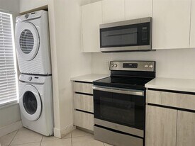 271 SE 8th St in Hallandale Beach, FL - Building Photo