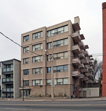 564 Eglinton Ave W in Toronto, ON - Building Photo - Building Photo