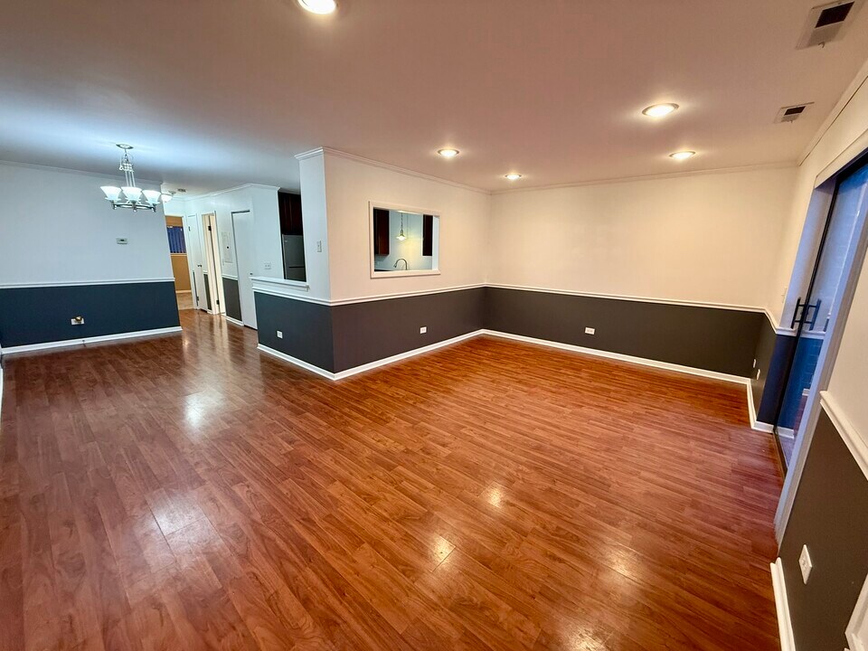 2252 Abbeywood Dr, Unit UNIT F in Lisle, IL - Building Photo