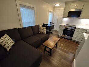 27 Rock St, Unit A in Portsmouth, NH - Building Photo - Building Photo